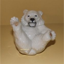 Liggende isbjørn med brune poter